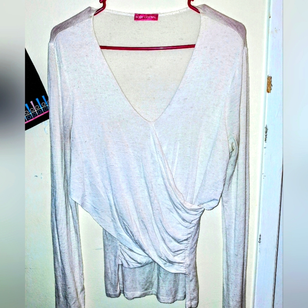 BEAUTIFUL BLOUSE! BODY CENTRAL!! BODY FLATTERING!!